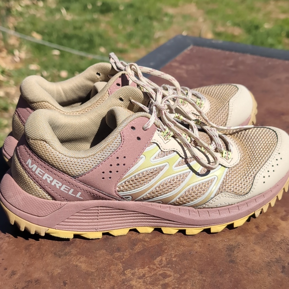 Like New Merrell Wildwood Oyster/Celery Trail Running Shoe, 7.5.